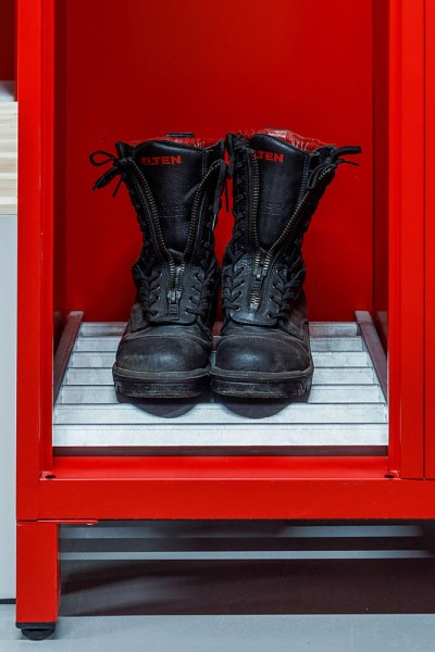 rotstahl® Verzinkter Stiefelrost mit Einsatzstiefeln in Feuerwehrspind
