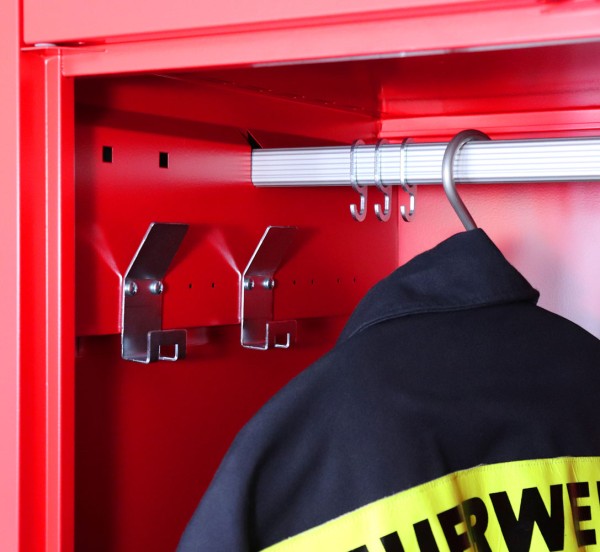 rotstahl® Feuerwehrspind PRO Detailansicht Haken und Kleiderstange